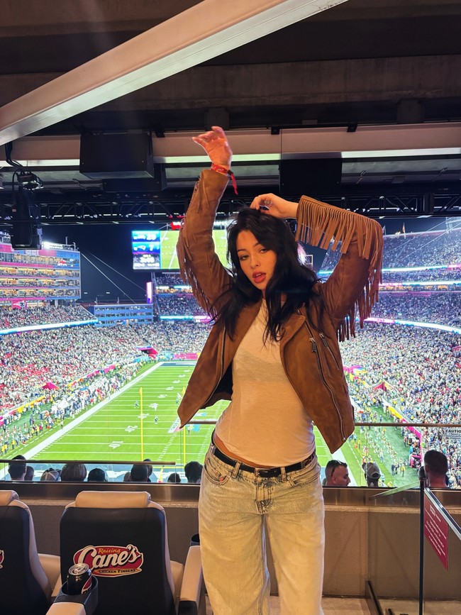 Dalam foto yang beredar, Mishka Silva duduk dengan kaki bersilang dan secara alami mengulurkan satu kaki ke arah Tobey yang terlihat tersenyum selagi fokus pada percakapan.Foto: Instagram @mishkasilva