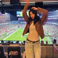 Dalam foto yang beredar, Mishka Silva duduk dengan kaki bersilang dan secara alami mengulurkan satu kaki ke arah Tobey yang terlihat tersenyum selagi fokus pada percakapan.Foto: Instagram @mishkasilva