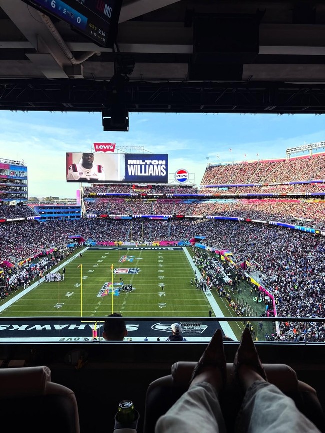 Belum diketahui apakah Mishka datang bersama Tobey. Namun dalam postingannya, Mishka berterima kasih pada sebuah brand yang disebut mensponsorinya menonton Super Bowl.Foto: Instagram @mishkasilva