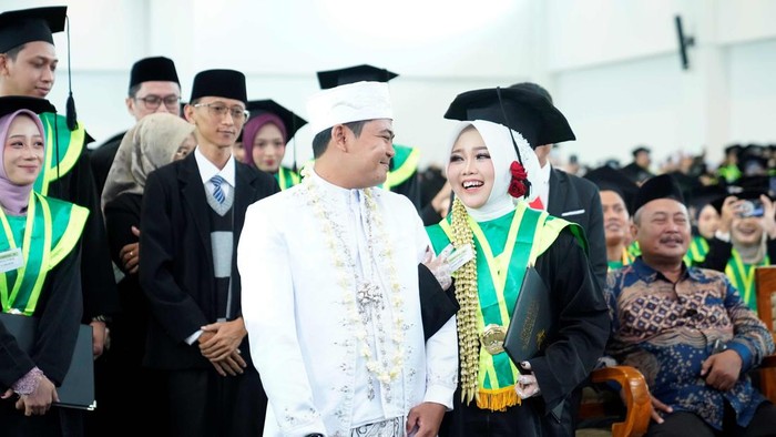 Kisah Unik, Wisudawan UIN Sunan Kudus Ini Terima Ijazah Usai Ijab Sah