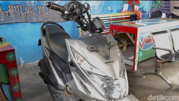 Barang bukti Motor Honda Beat Street yang dipakai pelaku penjambretan di Mapolsek Umbulharjo, Selasa (10/2).