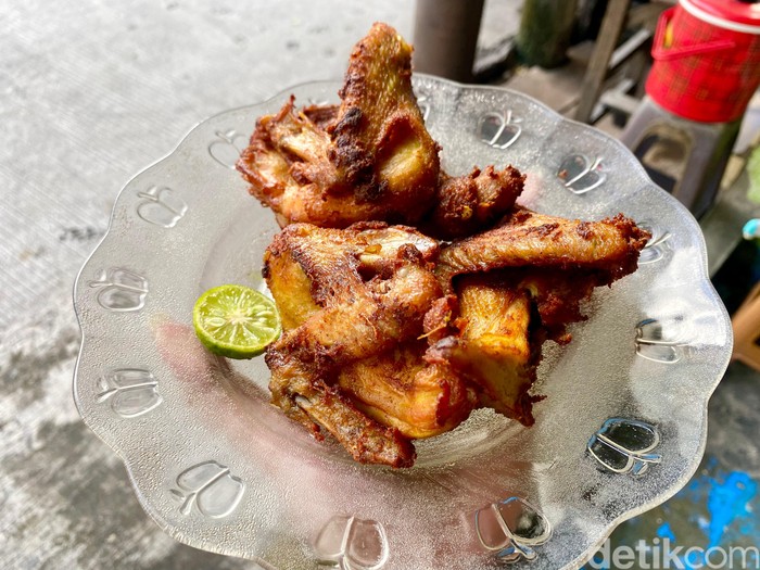 Nasi Uduk dan Ayam Goreng Legendaris Ini Selalu Ludes dalam 2 Jam!