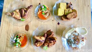 Nasi Uduk dan Ayam Goreng Legendaris Ini Selalu Ludes dalam 2 Jam!