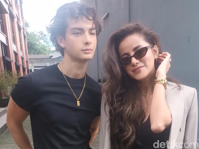 Olla Ramlan dan Tristan Molina di Jalan Kapten P Tendean, Jakarta Selatan, Selasa (10/2/2026).