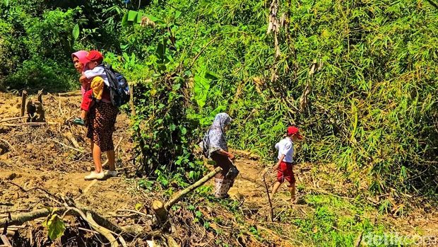 Orang tua dan siswa SD di Sukabumi terjang lumpur demi sekolah.