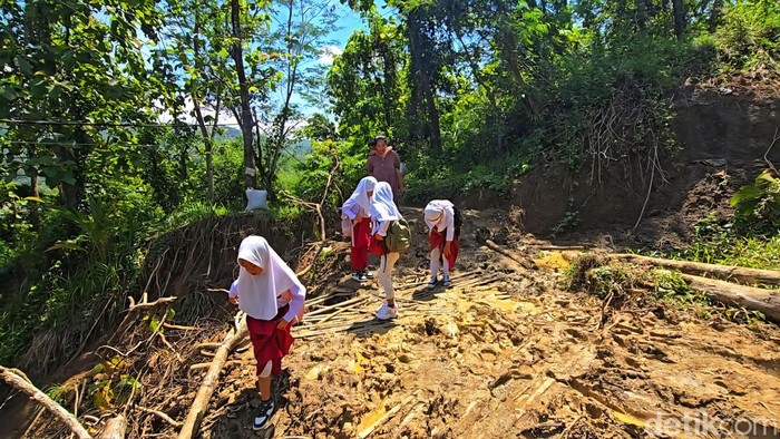 Pesan dari Pelosok Sukabumi: Kami Butuh Jalan Daripada MBG