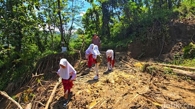Orang tua dan siswa SD di Sukabumi terjang lumpur demi sekolah. Orang tua dan siswa SD di Sukabumi terjang lumpur demi sekolah.