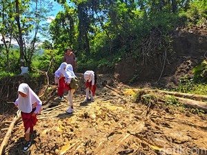 Usai Diprotes Siswa SD, Jalan Rusak di Sukabumi Segera Diperbaiki