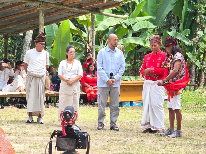 Pandji Paragiwaksono menjalani peradilan adat di Tana Toraja.