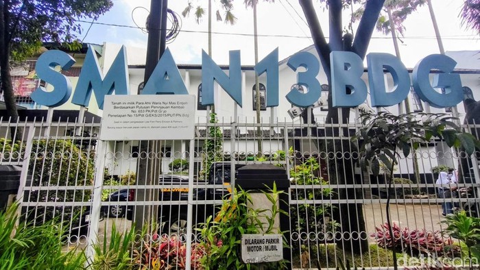 Papan plang sengketa yang dipasang pihak yang mengklaim ahli waris dari Nyi Mas Entjeh di SMAN 13 Bandung