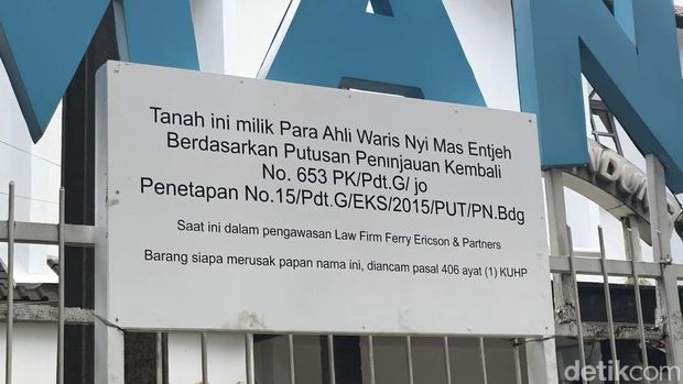 Papan plang sengketa yang dipasang pihak yang mengklaim ahli waris dari Nyi Mas Entjeh di SMAN 13 Bandung