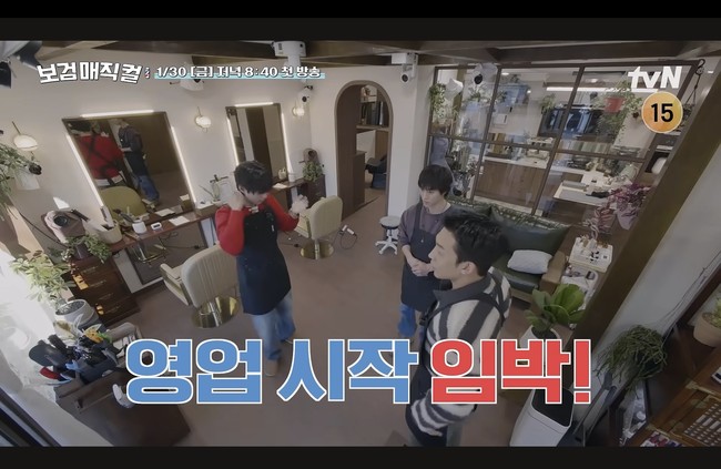 Para aktor mulai berbagi tugas untuk memberikan layanan terbaik kepada pelanggannya. Sementara Park Bo Gum bertugas menjadi tukang cukur rambut, Lee Sang Yi melayani perawatan kuku dan Kwak Dong Yeon mengurus kios kue mereka. Foto: Instagram