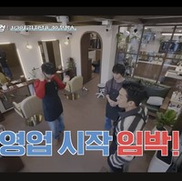 Para aktor mulai berbagi tugas untuk memberikan layanan terbaik kepada pelanggannya. Sementara Park Bo Gum bertugas menjadi tukang cukur rambut, Lee Sang Yi melayani perawatan kuku dan Kwak Dong Yeon mengurus kios kue mereka. Foto: Instagram