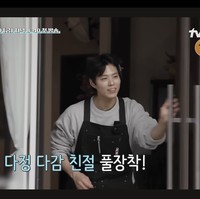 Mimpi tersebut telah dikejar Park Bo Gum sejak menjalani wajib militer di Angkatan Laut. Di sela tugas negara, sang aktor mengambil ujian nasional demi menjadi tukang cukur rambut berlisensi. Ia bahkan memotong rambut rekan-rekan tentara secara sukarela di kamp. Foto: Instagram