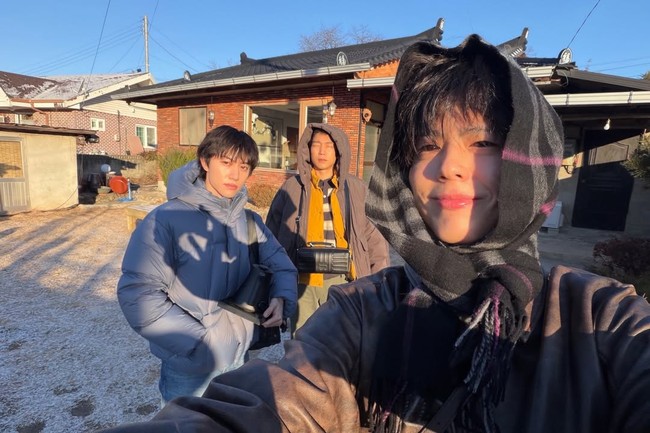 Baru-baru ini, Park Bo Gum muncul dalam program televisi The Village Barber. Seperti namanya, ia membuka pangkas rambut di sebuah pedesaan kecil Korea Selatan bersama dua sahabatnya, Lee Sang Yi dan Kwak Dong Yeon. Foto: Instagram