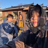 Baru-baru ini, Park Bo Gum muncul dalam program televisi The Village Barber. Seperti namanya, ia membuka pangkas rambut di sebuah pedesaan kecil Korea Selatan bersama dua sahabatnya, Lee Sang Yi dan Kwak Dong Yeon. Foto: Instagram