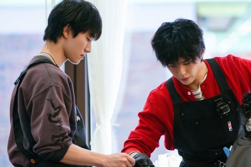 Park Bo Gum bertransformasi menjadi tukang cukur rambut Park Bo Gum bertransformasi menjadi tukang cukur rambut di program televisi The Village Barber bersama Kwak Dong Yeon.