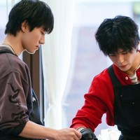 “Karena orang-orang sering menata rambutku, aku jadi punya kepekaan tentang hal itu dan banyak belajar. Aku bahkan mulai berpikir aku ingin menjadi seorang penata rambut. Aku bertanya-tanya apakah suatu hari nanti aku bisa menjalani kehidupan kedua dengan melakukan itu jika aku tidak berakting,” ungkapnya. Foto: Instagram