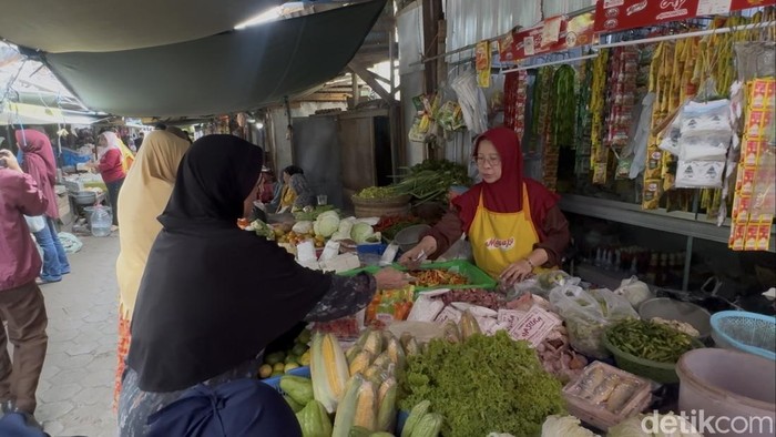 Suasana Pasar Tradisional Rembang, Jawa Tengah, Selasa (10/2/2026).