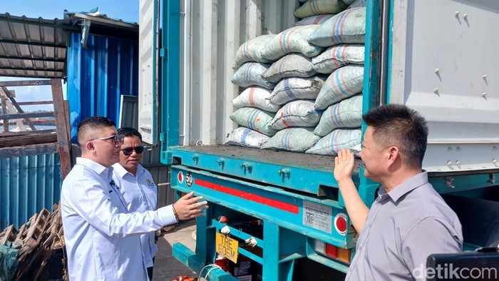 Lepas Ekspor Perdana Arang Batok Kelapa dari Batam ke China, Begini Kata Kadin