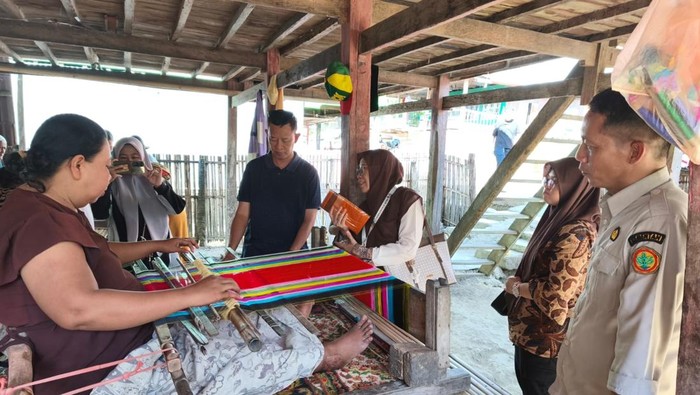 Peneliti Unhas Makassar menemui penenun sutera tradisional Bone. Dokumen Istimewa