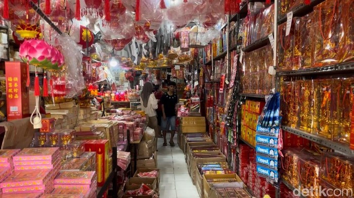 Jelang Imlek, Angpao hingga Lampion Ramai Diburu Warga