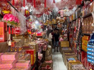 Jelang Imlek, Angpao hingga Lampion Ramai Diburu Warga