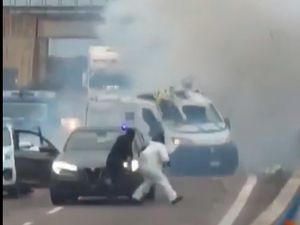 Momen Mencekam Perampok Ledakkan Mobil Pengangkut Uang di Italia