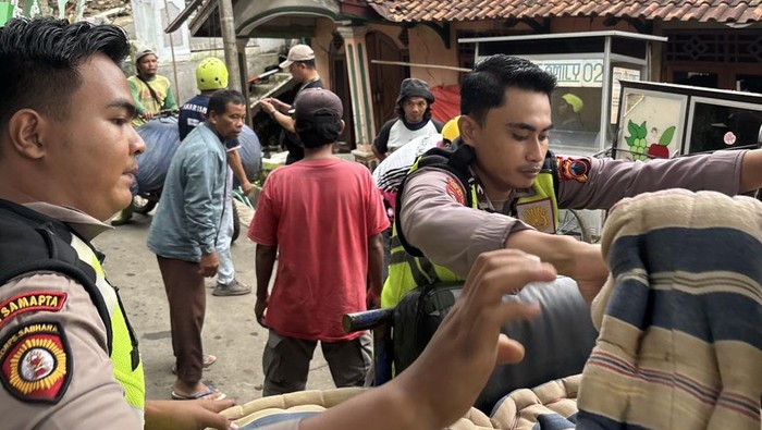 Personel Polres Tegal saat menangani bencana tanah bergerak di Desa Padasari, Kecamatan Jatinegara.