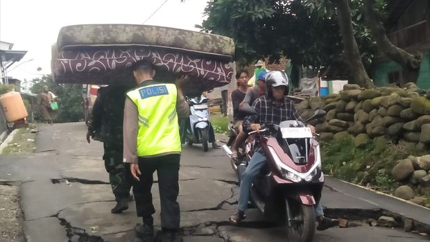 Personel Polres Tegal saat menangani bencana tanah bergerak di Desa Padasari, Kecamatan Jatinegara. Personel Polres Tegal saat menangani bencana tanah bergerak di Desa Padasari, Kecamatan Jatinegara.