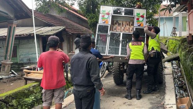 Personel Polres Tegal saat menangani bencana tanah bergerak di Desa Padasari, Kecamatan Jatinegara. Personel Polres Tegal saat menangani bencana tanah bergerak di Desa Padasari, Kecamatan Jatinegara.