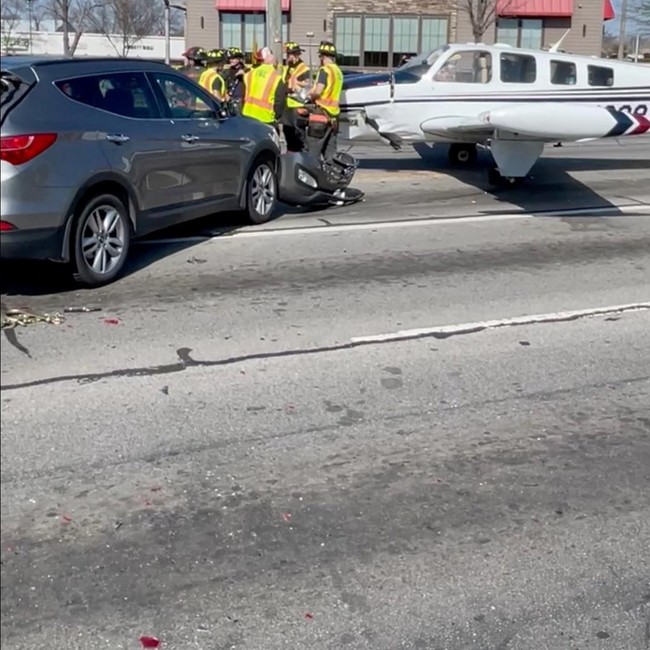 Pesawat Mendarat Darurat di Jalan Raya AS, Hantam Kendaraan