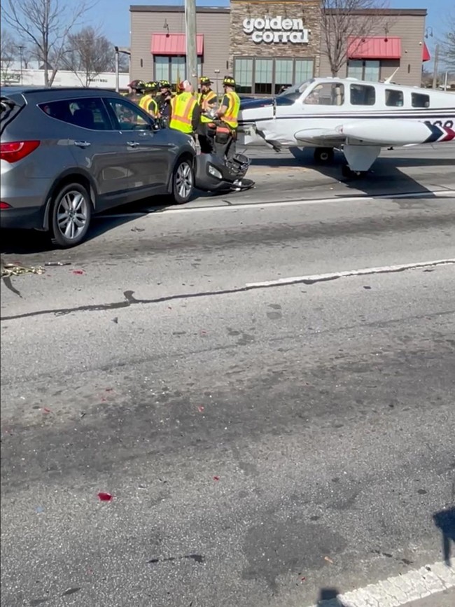 Pesawat Mendarat Darurat di Jalan Raya AS, Hantam Kendaraan