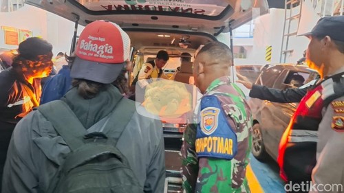 Petugas mengevakuasi korban meninggal dunia di atas kapal KMP Wicitra Dharma 3 saat kapal tengah berlayar menuju Pelabuhan Ketapang, Banyuwangi, Selasa (10/2/2026).