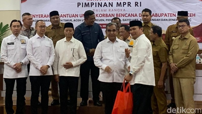 Kunjungi Aceh, Pimpinan MPR Salurkan 30 Ribu Paket Sembako dan Ibadah