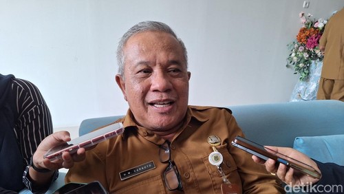 Plt Kepala Dinas Pengendalian Penduduk dan Keluarga Berencana (DP2KB) Kota Mataram, Mohammad Carnoto, saat diwawancarai di kantornya, Selasa (10/2/2026).