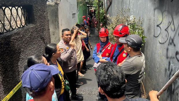 Polisi membuka posko bagi korban kebakaran di Jalan Bangka III. Warga dapat mengurus dokumen-dokumen terbakar tanpa harus datang ke polsek. (dok Ist)