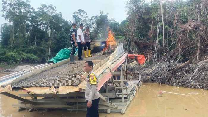 Penertiban PETI di Kuansing Berlanjut, 5 Rakit Dompeng Dimusnahkan