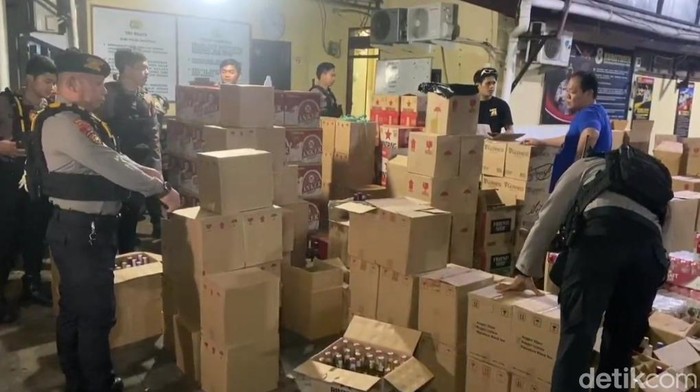 Polisi menyita ribuan botol miras dari salah satu toko di Jalan Kandea Makassar.