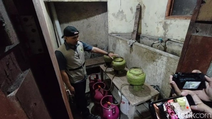 Polisi saat melakukan penggerebegan di Kecamatan Cimaung, Kabupaten Bandung.