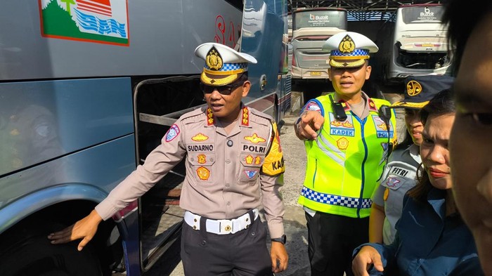 Polisi saat melakukan rump check terhadap kendaraan di Bengkulu