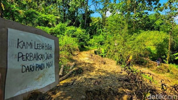 Poster protes masih terpasang di lokasi jalan rusak di Desa Mekarjaya, penghubung Simpenan - Warungkiara