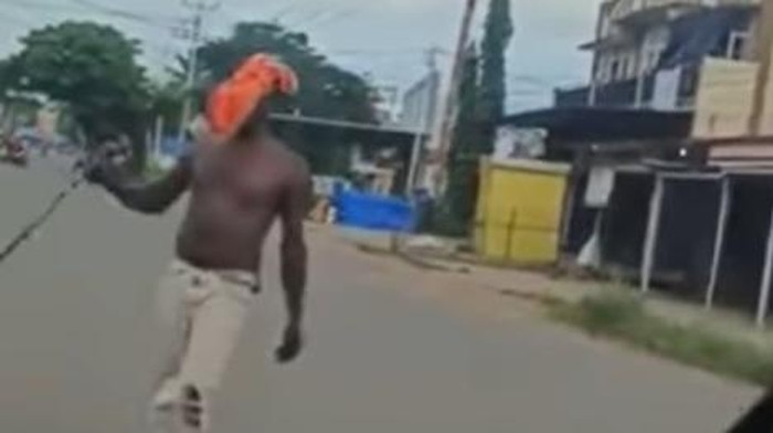 Pria mabuk bawa parang ancam pengendara di Merauke.
