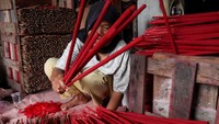 Dupa menjadi salah satu perlengkapan penting dalam ritual doa dan persembahan masyarakat Tionghoa. REUTERS/Ajeng Dinar Ulfiana  