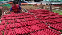 Seorang pekerja menjemur batang dupa di industri rumahan menjelang Tahun Baru Imlek yang menyambut Tahun Kuda di Tangerang, Banten, Indonesia, Senin (9/2/2026). REUTERS/Ajeng Dinar Ulfiana  