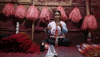 Produksi dupa di industri rumahan Tangerang meningkat menjelang perayaan Tahun Baru Imlek 2026. REUTERS/Ajeng Dinar Ulfiana  