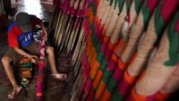 Kondisi tersebut mendorong pelaku usaha mempercepat proses produksi dan pengeringan. REUTERS/Ajeng Dinar Ulfiana  