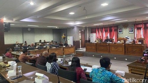 Rapat kerja DPRD Karangasem dengan instansi terkait untuk membahas percepatan pembentukan KDKMP di Karangasem, Selasa (10/2/2026) (foto: I Wayan Selamat Juniasa)