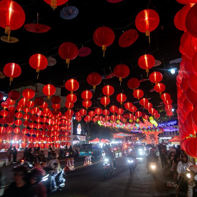 Ribuan Lampion Meriahkan Pasar Gede Solo