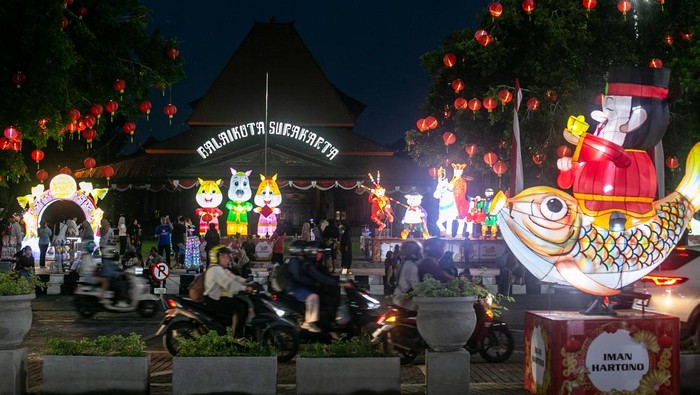 Pengendara melintas di bawah hiasan lampion di kawasan Pasar Gede, Solo, Jawa Tengah, Senin (9/2/2026). Panitia Imlek Solo memasang ribuan lampion di kawasan Pasar Gede untuk memeriahkan Tahun Baru Imlek 2026 sekaligus sebagai upaya meningkatkan daya tarik wisatawan saat perayaan Imlek di Kota Solo. ANTARA FOTO/Mohammad Ayudha/agr